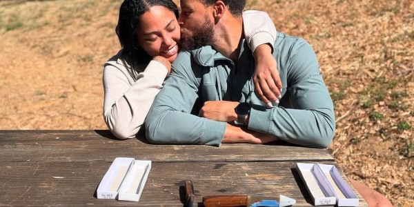 库里妻子:丈夫是名人没有隐私 在车里喂奶都有人进来