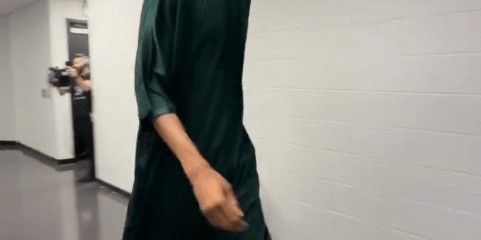 武僧来了！文班亚马身着绿色僧袍步入比赛球馆